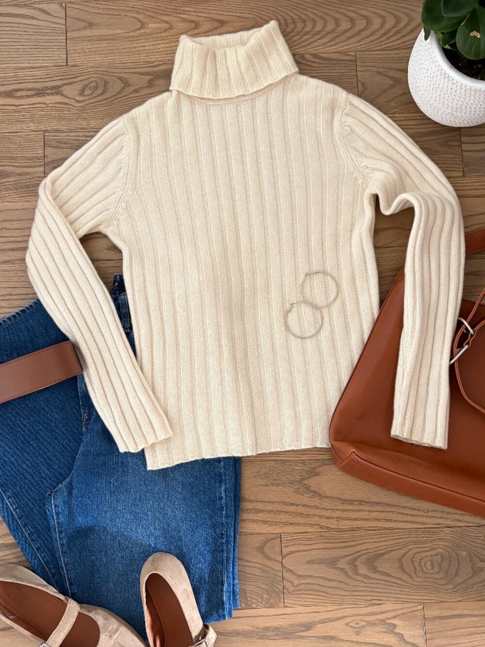 Holt Renfrew Vintage 100% Cashmere Rib Knit Turtleneck Sweater in Cream
